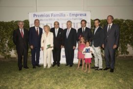 La familia Diaz Balaguer con el alcalde de Malaga y responsables de la Catedra BBVA del Instituto San Telmo 272x182 1