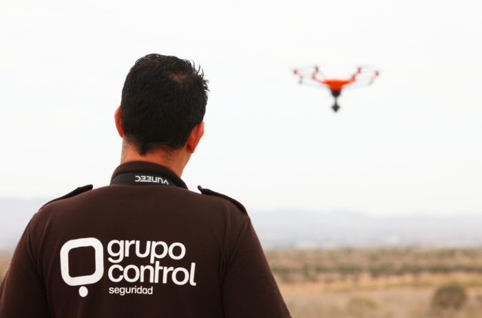 Un vigilante de Grupo Control pilota el dron en una accion de vigilancia perimetral 700x462 1